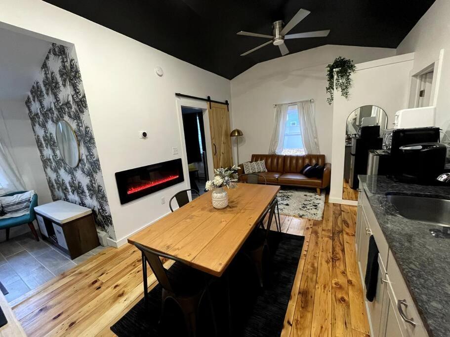 Campfire Cottage Fireplace, Fire Pit & No Chores! Kingston Exterior photo